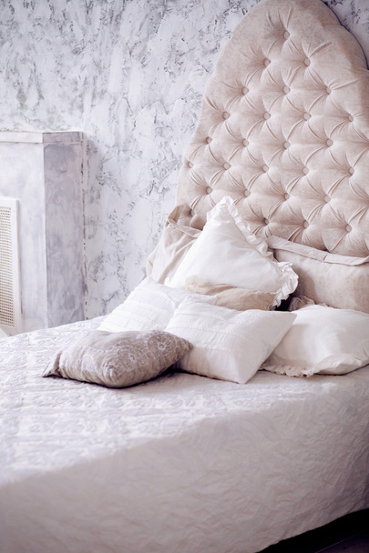 bílé polštáře na klasickou postel v ložnici - Fotografie, Obrázek