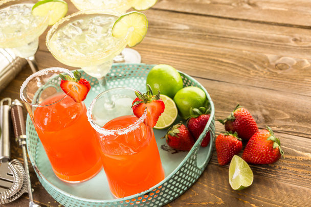 Margaritas classiques au citron vert et à la fraise
 - Photo, image