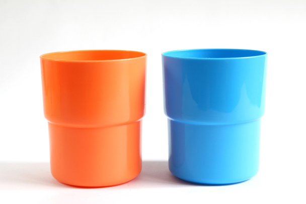 Verre plastique de couleur bleue et orange
 - Photo, image