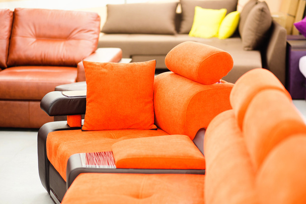 Orangefarbenes Sofa in einem Möbelgeschäft - Foto, Bild