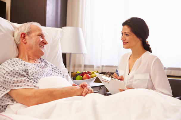 Doctor Talking To Patient In Hospital Bed - Foto, Imagem