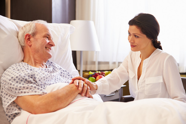 Doctor Talking To Patient In Hospital Bed - Foto, imagen