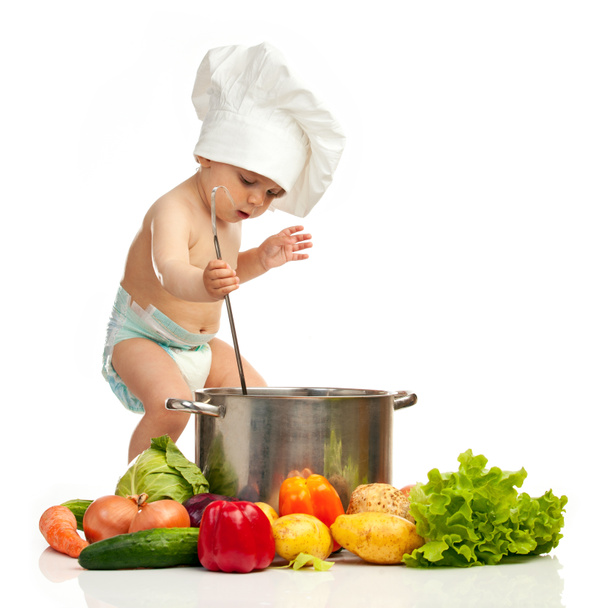 Petit garçon avec louche, casserole et légumes
 - Photo, image