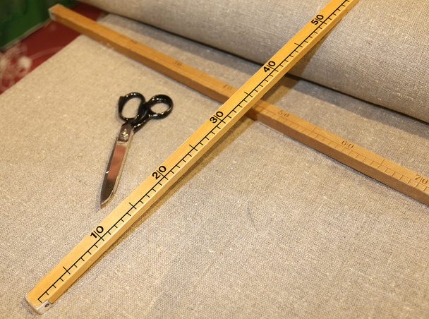 forbici e il misuratore di legno in sartoria artigianale italiana
 - Foto, immagini