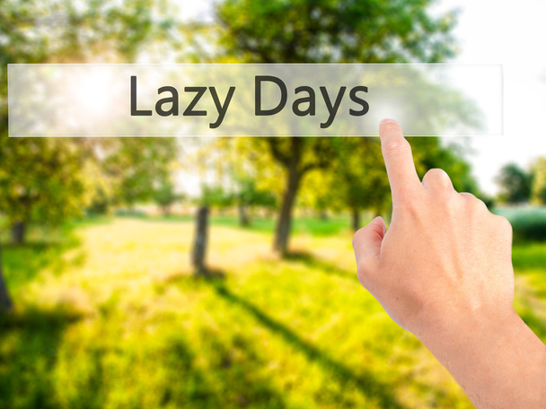 Lazy Days - Рука натискає кнопку на розмитому фоні концепції
 - Фото, зображення