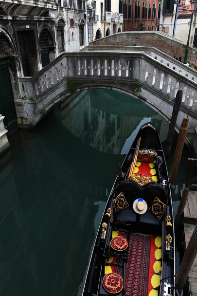 Gondola tradizionale su un canale di Venezia
 - Foto, immagini