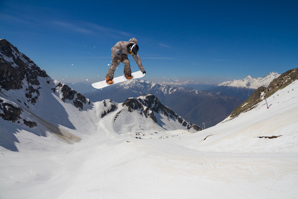 Snowboard rider saltando en las montañas. Freeride snowboard extremo
. - Foto, Imagen