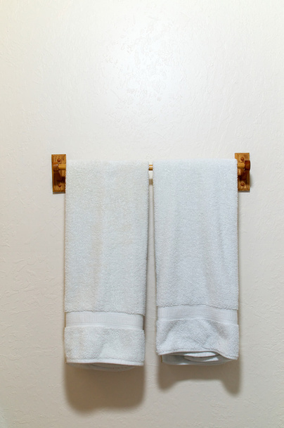 zwei weiße Handtücher an der Wand - Foto, Bild