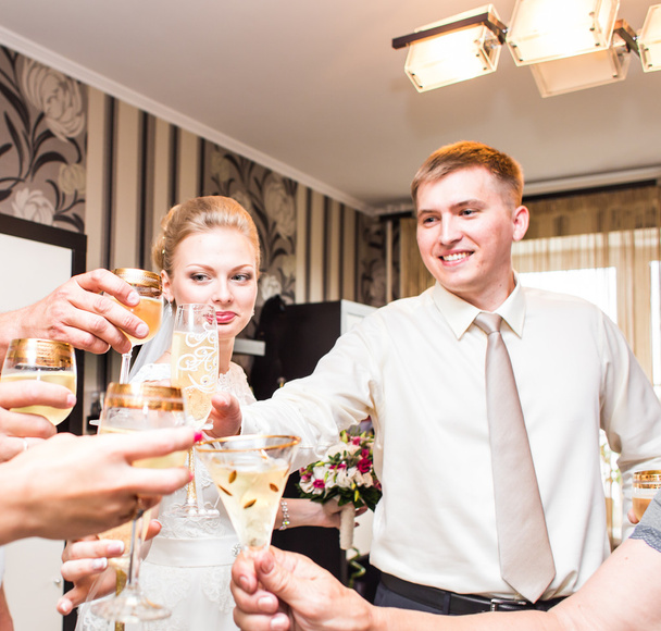 Свадебные гости звонят в очки
 - Фото, изображение