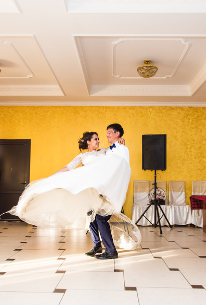 νύφη και γαμπρός χορεύει σε γαμήλια δεξίωση - Φωτογραφία, εικόνα