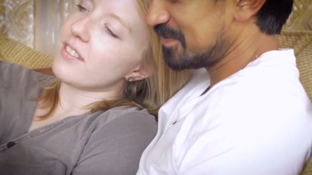 Génération Y couple embrasser et utiliser leurs téléphones cellulaires gros plan dolly shot
 - Séquence, vidéo