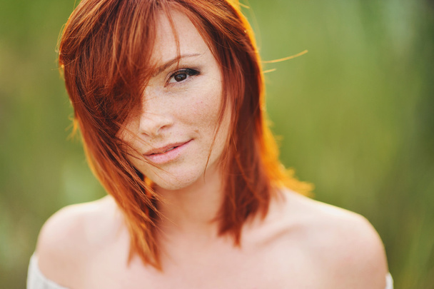 portrét mladé dívky, s červenými vlasy - Fotografie, Obrázek