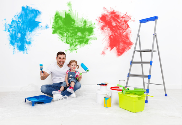happy family father and child daughter making repairs, paint wal - Foto, afbeelding