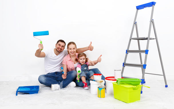 ευτυχισμένη οικογένεια μητέρα, πατέρας και παιδί κόρη κάνουν επισκευές  - Φωτογραφία, εικόνα