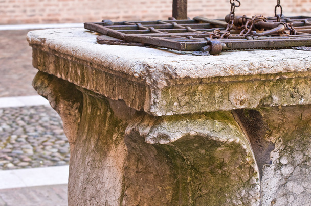 Un puits historique. Estense Castle. Ferrare. Emilie-Romagne. Italie
. - Photo, image