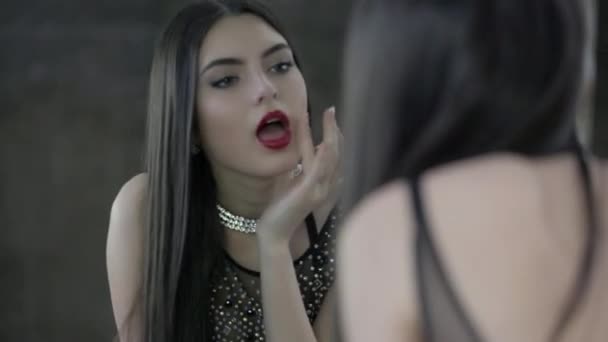 Sexy chica en frente del espejo
 - Imágenes, Vídeo