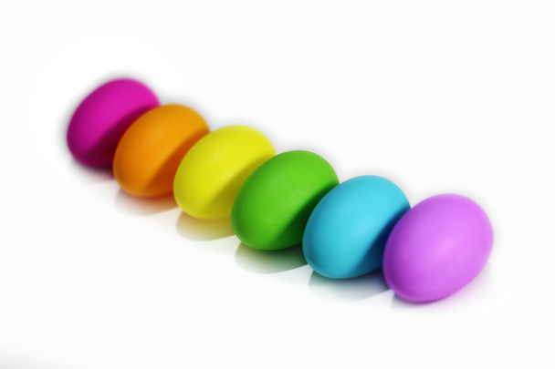 arco-íris colorido ovos de Páscoa um fundo branco
 - Foto, Imagem