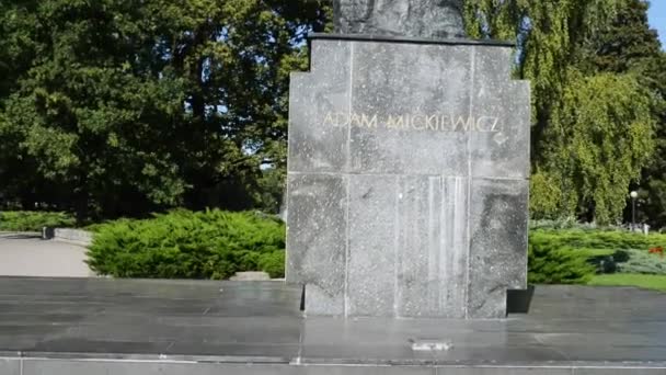 Monumento a Adam Mickiewicz en Poznan (Polonia
) - Metraje, vídeo