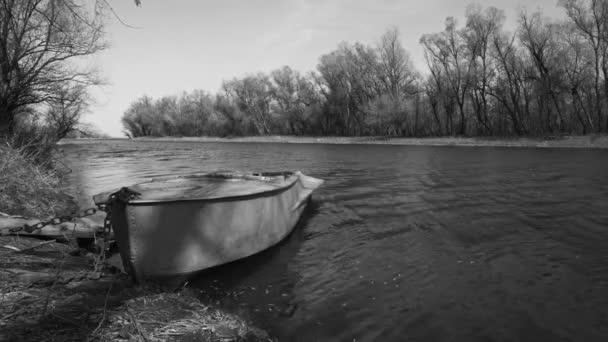 Barco en la orilla del río
 - Imágenes, Vídeo