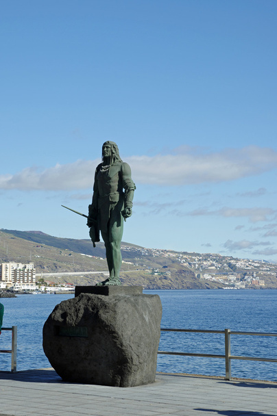 Guanche intialainen patsas sijaitsee Plaza de la Patrona de Canarias Candelaria, Tenerife, Kanarian saari, Espanja
. - Valokuva, kuva
