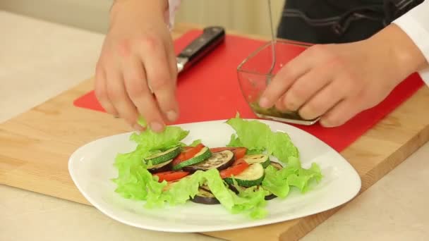Tintenfisch mit gegrilltem Gemüse servieren - Filmmaterial, Video