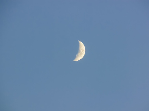 青い空の月 - 写真・画像