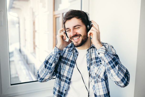 Casual man listening music with headphones - Fotoğraf, Görsel