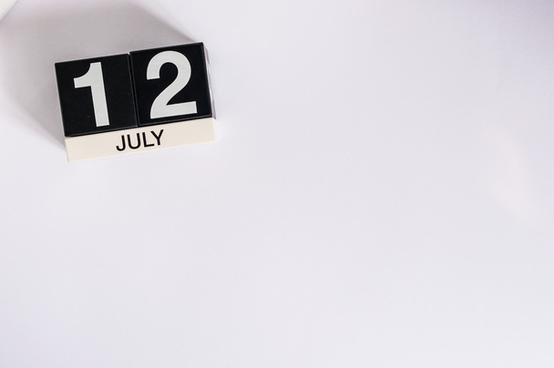 12 июля. Изображение 12 июля деревянный календарь цвета на белом фоне. Летний день. Пустое место для текста
 - Фото, изображение