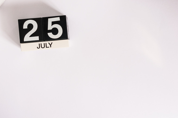 25 lipca. Obraz z 25 lipca drewniany kalendarz kolorowy na białym tle. Letni dzień. Puste miejsce na tekst - Zdjęcie, obraz