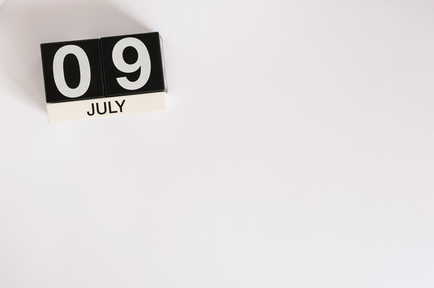 Le 9 juillet. Image de juillet 9 calendrier de couleurs en bois sur fond blanc. Jour d'été. Espace vide pour le texte
 - Photo, image