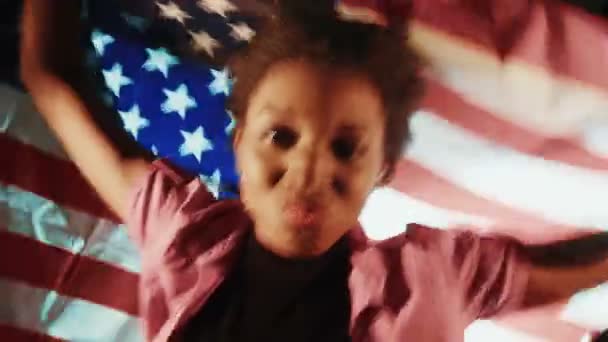 Afrikkalainen amerikkalainen nainen, jolla on Amerikan lippu
 - Materiaali, video