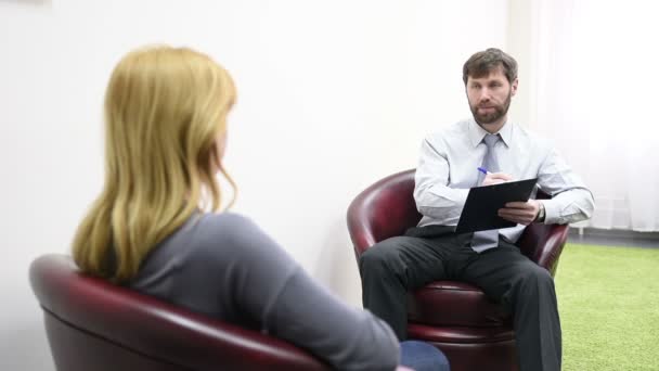 male psychologist and his female patient during therapy - Video