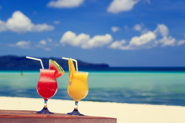 коктейлі манго та кавуна на пляжі
 - Фото, зображення