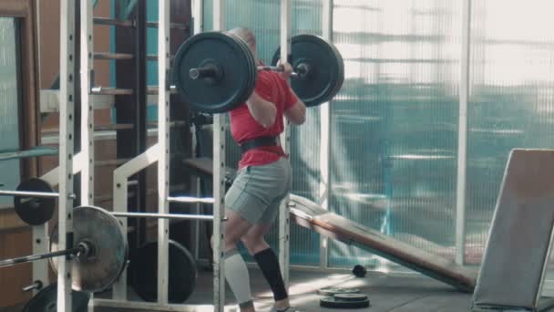 Olympionike heben schwere Hantelstange - Filmmaterial, Video