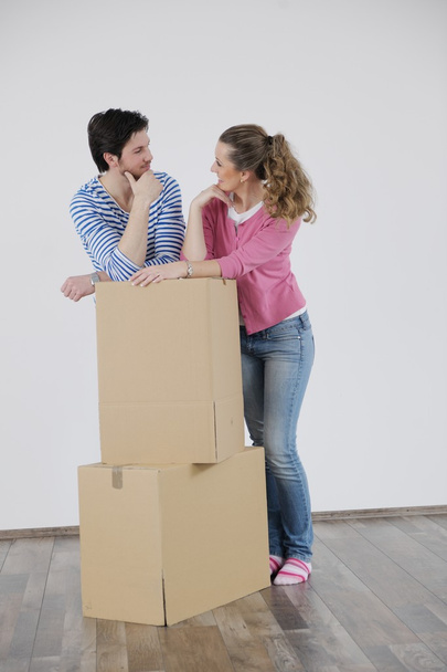 Jeune couple déménageant dans une nouvelle maison - Photo, image