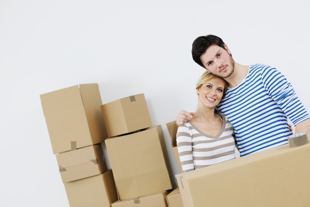 Young couple moving in new house - Foto, afbeelding