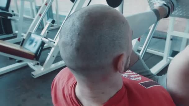 Αθλητής κάνει προπόνηση για τα πόδια - Πλάνα, βίντεο