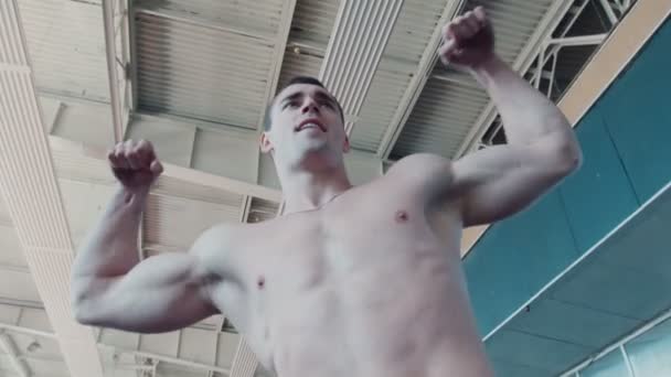 Αθλητής που θέτουν σε gym κοντά στον καθρέφτη - Πλάνα, βίντεο