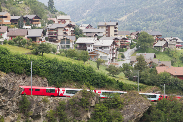 Glacier express train passes village, Suíça
 - Foto, Imagem