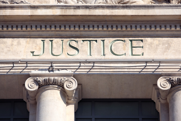 Знак правосудия на здании суда
. - Фото, изображение