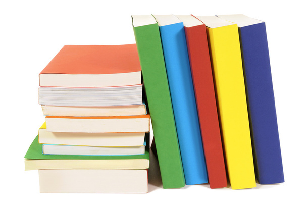 Маленькая стопка и наклонный ряд красочных книг изолированы на белом
 - Фото, изображение
