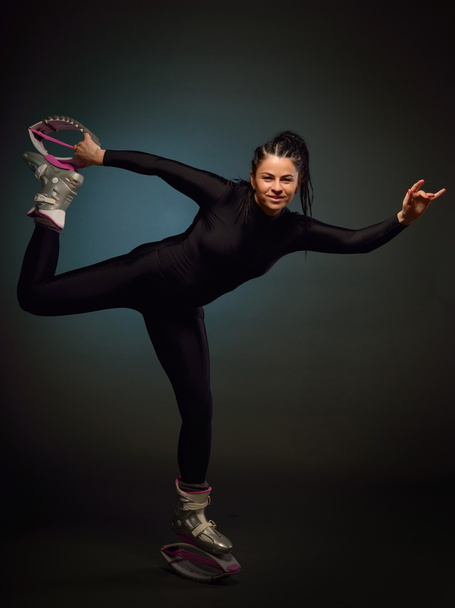 Молодая женщина занимается спортом - Фото, изображение