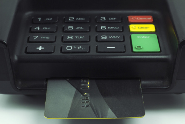 Carta di credito inserita in un terminale pin pad - EMV Chip
 - Foto, immagini