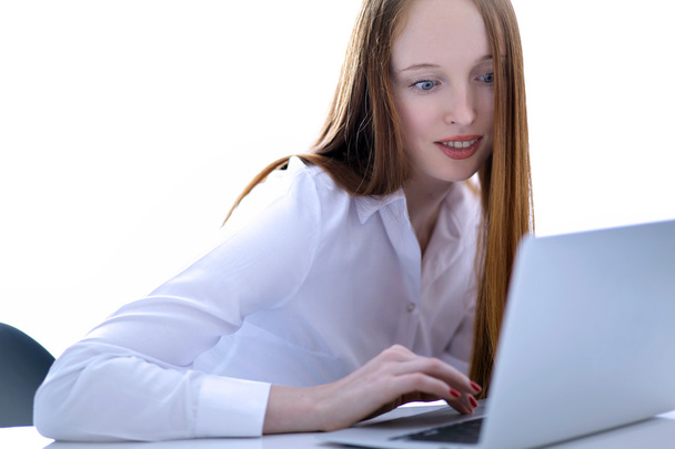 ラップトップ コンピューターの画面を探している若いビジネス女性 - 写真・画像