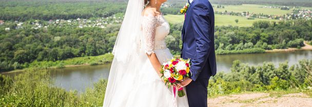 Evli çift açık havada elele closeup görünümü - Fotoğraf, Görsel