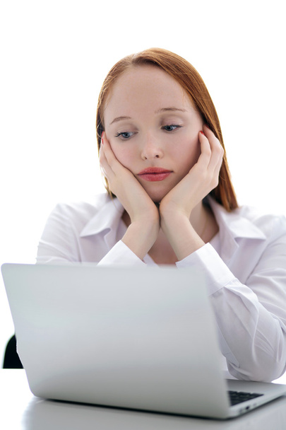 ung affärskvinna som använder en bärbar dator på bordet - Φωτογραφία, εικόνα