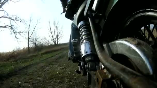 Haladó motorkerékpár vidéki földúton, Pov kilátás a hátsó oldalán. Hang - Felvétel, videó