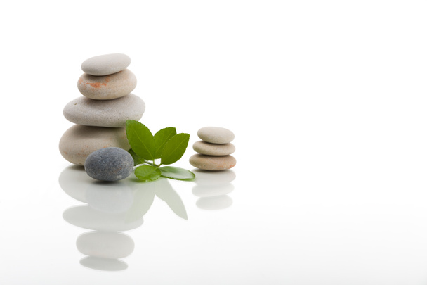 Równoważenie zen kamienie na białym tle - Zdjęcie, obraz