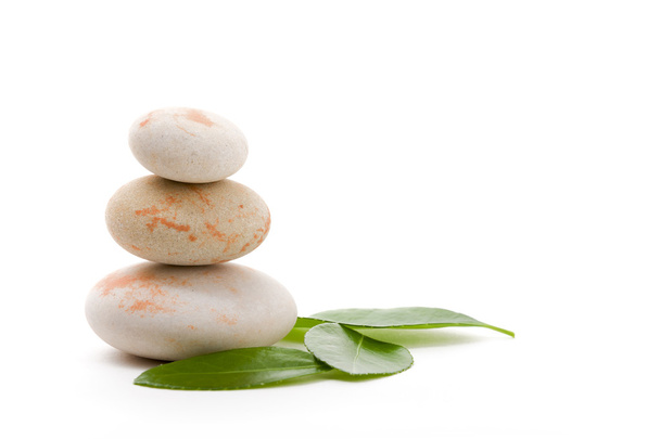 Równoważenie zen kamienie na białym tle - Zdjęcie, obraz