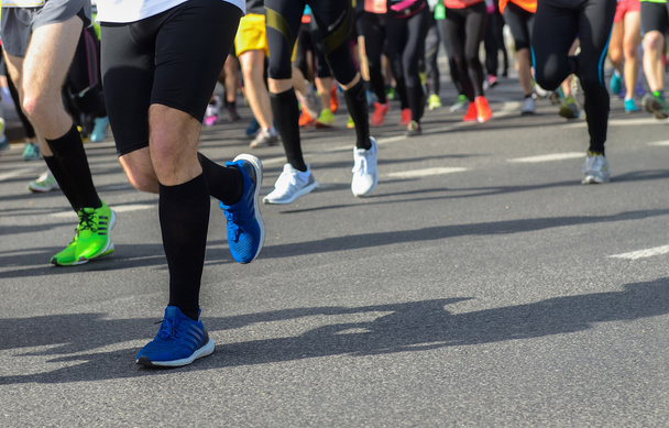 Maratón carrera, corredores pies en la carretera, deporte, fitness y el concepto de estilo de vida saludable - Foto, Imagen